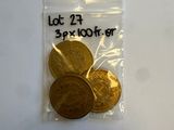 un sac de pièces d'or posé sur une table blanche