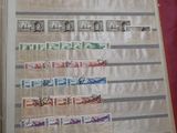 un livre recouvert d'une multitude de timbres, posé sur une table