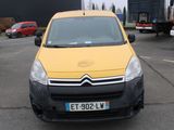 une Citroën jaune garée sur un parking