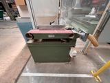une machine posée sur le sol de la pièce