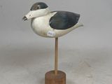 un oiseau perché sur un socle en bois