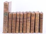 plusieurs vieux livres empilés sur une surface blanche
