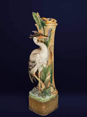 un gros plan d'un vase surmonté d'un oiseau