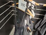 un présentoir de vêtements sur des cintres dans un magasin