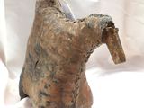 une figurine en argile représentant un cheval sur fond blanc