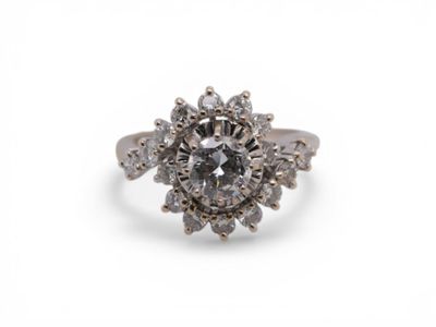 BAGUE en or gris (750‰) ornée de deux lignes de petits diama…