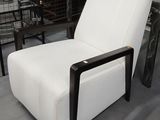 une chaise blanche posée au milieu d'une pièce