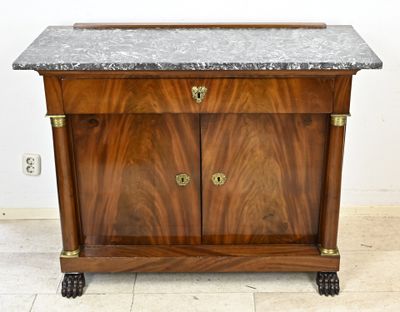 une armoire en bois avec un plateau en marbre, montée sur roulettes