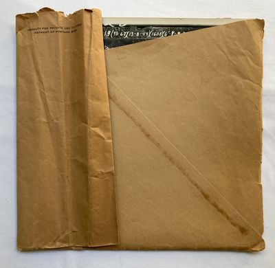 un morceau de papier brun qui a été plié en deux