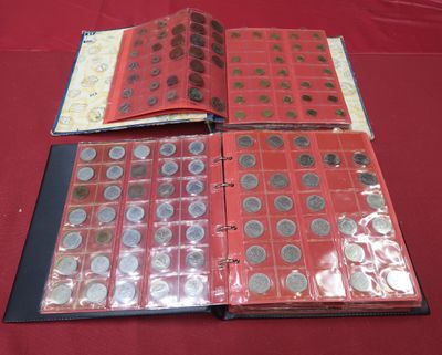 un livre ouvert posé sur une table, dans lequel se trouvent quelques pièces de monnaie