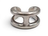 une image représentant une bague en argent sur fond blanc