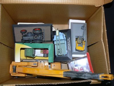 une boîte en carton remplie de jouets de toutes sortes