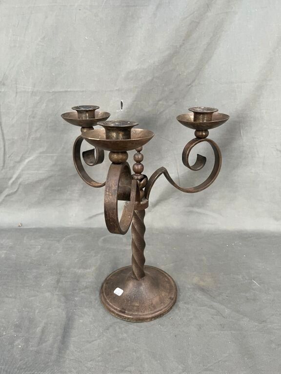 Candélabre à 3 bars de lumière en fer forgé.