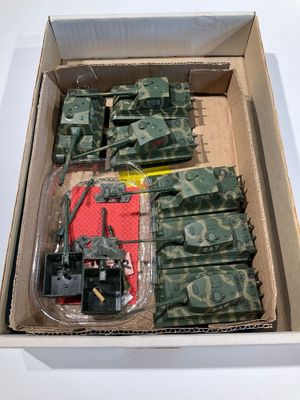 une boîte contenant tout un tas de véhicules militaires miniatures
