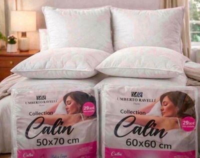 deux oreillers posés l'un sur l'autre sur un lit