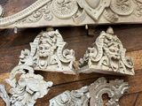 plusieurs pièces de bois sculpté sont posées sur un plancher en bois