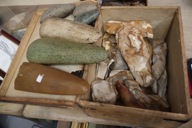 Important lot de silex et de pierres polies