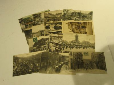 plusieurs vieilles photos montrant un groupe de personnes dans une rue