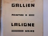 une affiche accrochée au mur d'un immeuble sur laquelle on peut lire