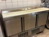 plan de travail en acier inoxydable dans une cuisine professionnelle dotée d'un sol carrelé