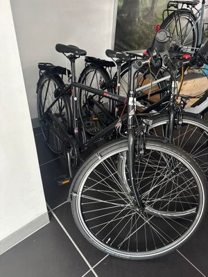 de nombreux vélos garés dans une pièce