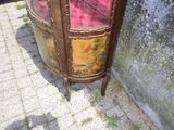 une armoire en bois dotée d'une porte vitrée à l'extérieur