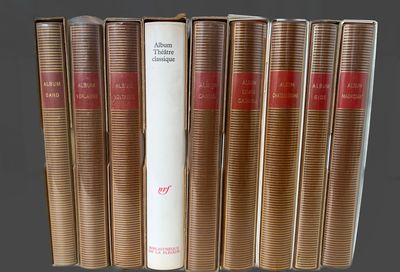 six livres sont alignés sur une étagère