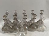 un grand nombre de bouteilles en verre posées sur une table