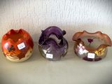 trois vases posés sur une table