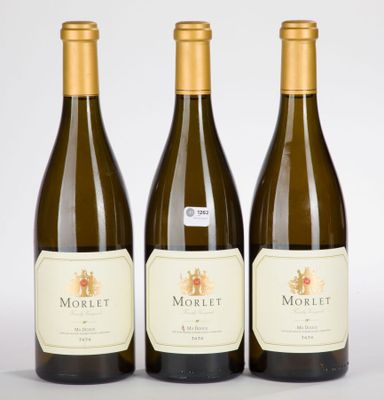 trois bouteilles de vin sont alignées sur une surface blanche