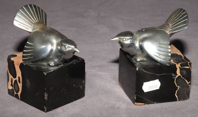 deux statues d'oiseaux posées l'une sur l'autre
