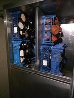 Dans le meuble et sur le meuble : couteaux, bacs inox, verre… (photo 2)