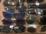de nombreuses paires de lunettes de soleil posées sur une table