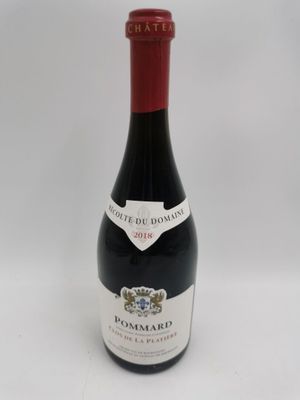 une bouteille de vin posée sur une table