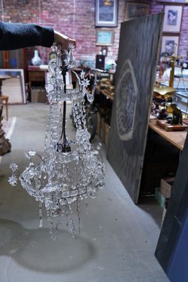 Suspension en métal orné de plaques et goutte de verre