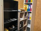 une pièce dans laquelle se trouvent une bibliothèque, une chaise et une borne d'incendie