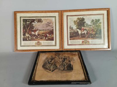 deux photos encadrées représentant deux chevaux, posées sur une table
