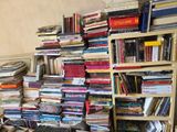 un grand nombre de livres empilés sur une étagère