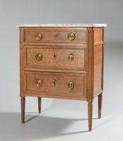 Commode d'entre deux en acajou et placage d'acajou ouvrant p…