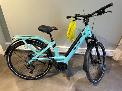 un vélo bleu avec un sac jaune à l'arrière