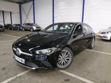La Mercedes CLA est garée dans un parking avec d'autres voitures