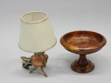 une paire de lampes de table en laiton et en bois, ainsi qu'un abat-jour