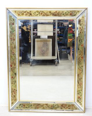 cadre de miroir avec une bordure dorée et un motif floral sur les bords