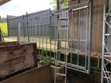 une clôture métallique située à côté d'une caisse en bois