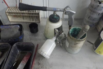 une table sur laquelle sont posés de nombreux outils