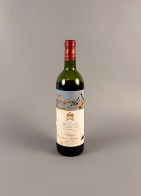 une bouteille de vin posée sur une table