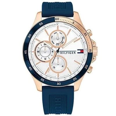 un gros plan d'une montre sur fond blanc, avec un bracelet bleu