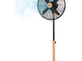 gros plan d'un ventilateur sur un support sur fond blanc