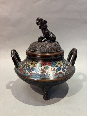 un petit bol décoratif orné d'un singe