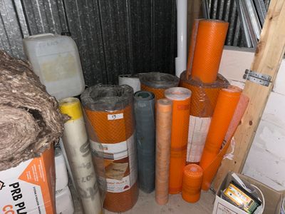 de nombreux rouleaux de tissu orange et bleu par terre